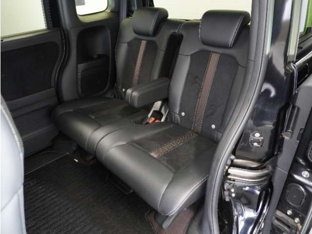 家族やご友人とBBQに行くとき、楽しさは道中の車内から始まっています！このベンチシートに座って、みんなで和気あいあい盛り上がりましょう！