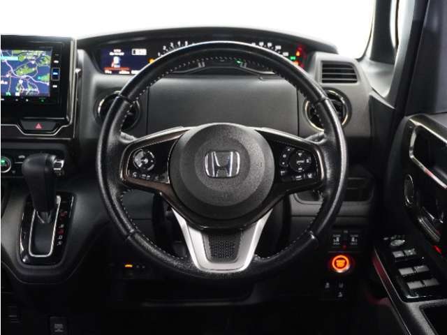 【Honda SENSING】 カメラ等装置で精度の高い検知能力を発揮、安全運転を支援します。ステアリング上のコントローラーに注目！