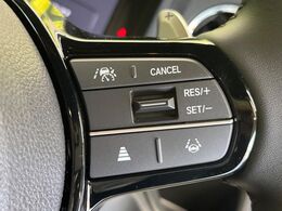 【アダプティブクルーズコントロール】自動で前の車との車間距離を一定に保ち、速度調整しながら走行します。さらにカーブを認識し、ステアリング操作もアシストします！