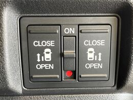 【両側電動スライドドア】運転席/助手席側とも電動スライドドアを装備。お子様の乗降りやお買い物の荷物の積み降ろしにも便利！さらに挟みこみ防止機構付きで安心です。