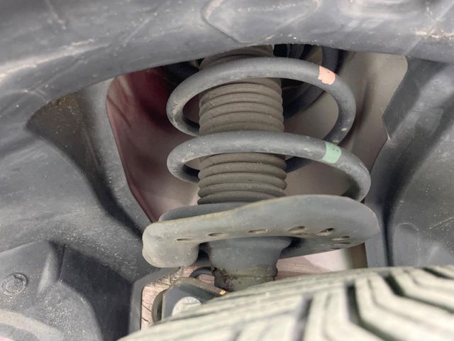 お車を安心してお乗りいただく為には、足回りの定期点検が欠かせません。サービスサポート（有償保証）では無料点検もご提供しており、安心のカーライフをお過ごしいただけるサポート体制が整っています。
