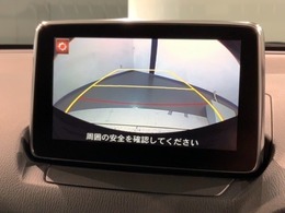 リバースギアに入れるだけで後方の表示へ切り替わります。夜間や雨の日の駐車も楽になりますよ。