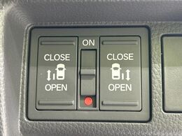 【両側スライドドア】駐車場で隣の車との間隔が狭く乗りにくい時、スライドドアなら安心！ドアオープン時も幅を取らず、開口部が広いので乗り降りがとっても簡単です。大きな荷物の出し入れも後席から可能♪