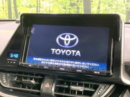 【純正ナビ】人気の純正ナビを装備しております。ナビの使いやすさはもちろん、オーディオ機能も充実！キャンプや旅行はもちろん、通勤や買い物など普段のドライブも楽しくなるはず♪