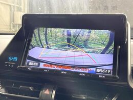 【バックカメラ】駐車時に後方がリアルタイム映像で確認できます。大型商業施設や立体駐車場での駐車時や、夜間のバック時に大活躍！運転スキルに関わらず、今や必須となった装備のひとつです！