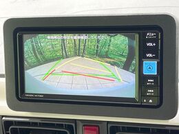 【バックカメラ】駐車時に後方がリアルタイム映像で確認できます。大型商業施設や立体駐車場での駐車時や、夜間のバック時に大活躍！運転スキルに関わらず、今や必須となった装備のひとつです！