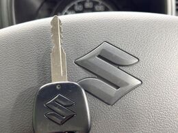 【キーレス】少し離れた場所からでもボタン一つでドアの開錠・施錠ができるのでとっても便利！ドアの鍵穴周りに傷をつけることもありません♪