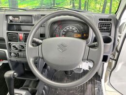インテリアに合わせたデザインのステアリングは、運転される方のことも考え、運転しやすい形状、大きさです。是非一度、実際に触ってお確かめください。