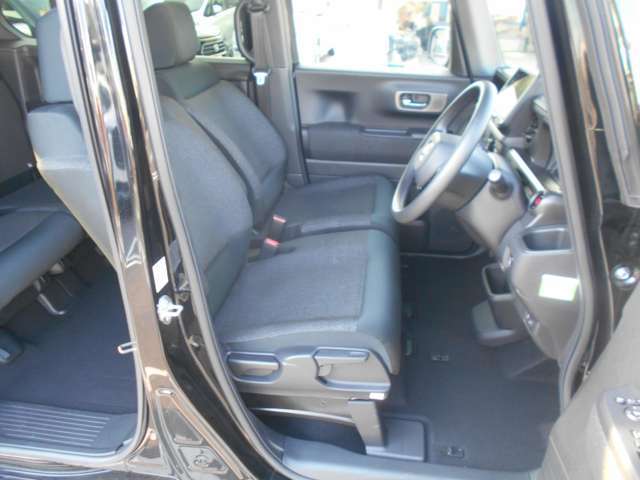 運転席はシートの高さを調節できます！また前席はシートヒーターがついています♪