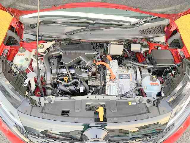 エンジンルームの状態もキレイで機関も良好です！当社では仕入時に90ヵ所以上の点検項目の確認や試乗も実施してます！問題のない車両を店頭にて販売しております！