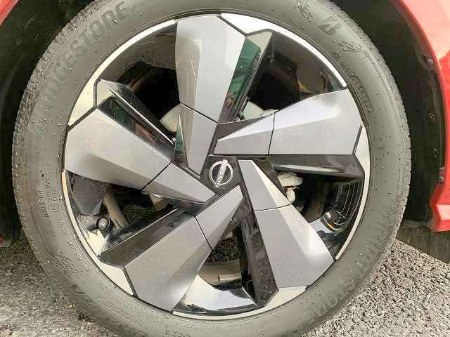 純正17インチアルミです！新品タイヤをご希望の方は遠慮なく申し付けて下さい！！