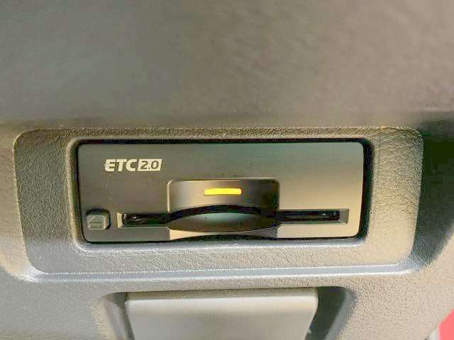 人気のオプション、ビルトインETC付き！料金所もノンストップ通過で渋滞知らず！後から付けると2万円前後はするオプションですので、最初から付いているのは嬉しいですね！