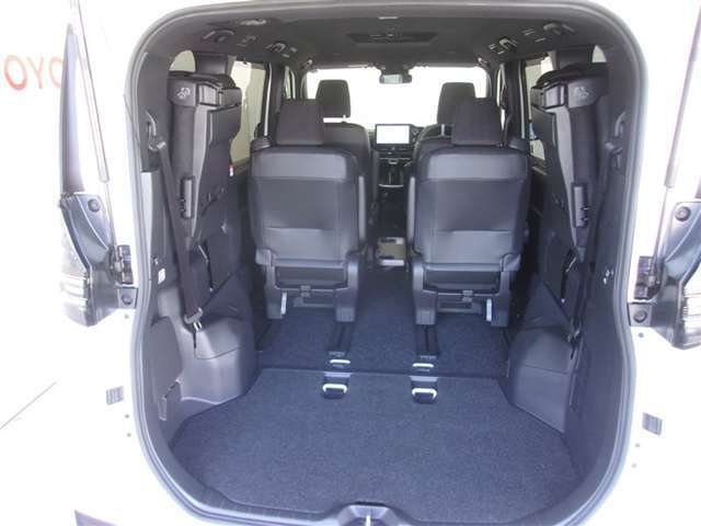 3列目シートは跳ね上げ式で折りたたみ可能です。キャンプ用品など大きな荷物もばっちり収納可能です！