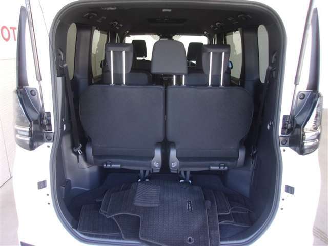 開口部の広いラゲージスペースは、大きな荷物もラクラク積み込めます。