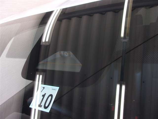 フロントガラス中央に「TSS」用カメラがあります。