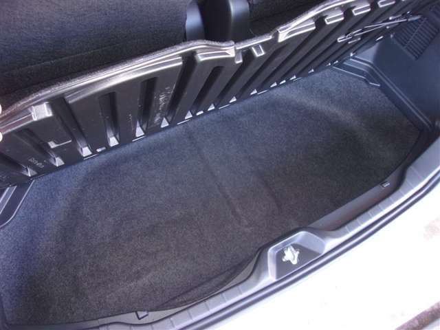 トランク床下に収納スペースがあります！