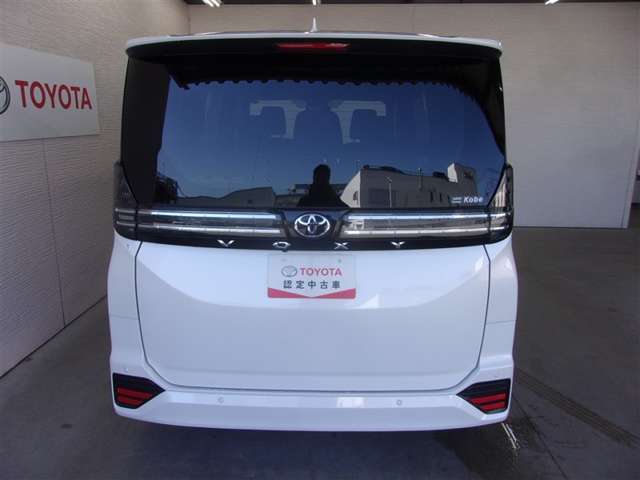 バックカメラが付いているので後方確認が非常にしやすいです。今や運転初心者も熟練者も必須装備！