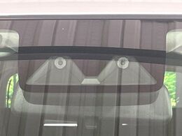 【スマートアシスト】走行中に前方の車両等を認識し、衝突しそうな時は警報とブレーキで衝突回避と被害軽減をアシスト。より安全にドライブをお楽しみいただけます。