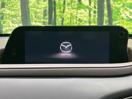 【8.8インチマツダコネクト】車内の雰囲気にマッチした大型のディスプレイ。スマホ接続でのナビ使用やBluetooth再生等、様々な機能が楽しめます。直感的なダイヤル操作が可能で、使い勝手も良好です。