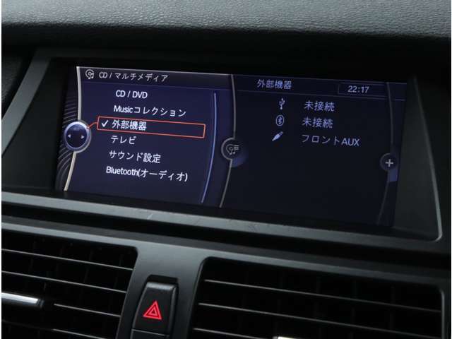「第2世代iDrive」高解像度8.8インチ大型ワイドモニターはドライバーからの視認性に優れ、ダッシュボードと一体感あるデザイン。ミュージックサーバー機能も併せ持ち、フルセグ地デジTVとDVDビデオも視聴可能です。