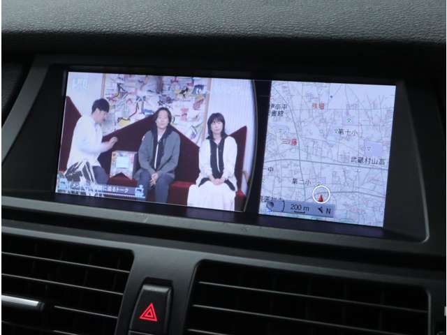 ミュージックサーバー機能も併せ持ち、フルセグ地デジTV、DVDビデオは走行中も視聴可能。※運転者が走行中に画面を見続ける行為(注視)やナビ操作を行う事は道路交通法違反になります。