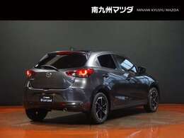 【MAZDA2】マツダのメーカー名を冠したコンパクトカーです。小さめの車体で運転しやすく、かつ5人乗りなので、家族が増えても安心です。「好きを探せる相棒」をコンセプトに誕生しました。外装は研磨をしております