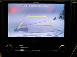 バックをするとき自動でリアの様子が映る『リアカメラ』付き！ナビ画面で確認しながらバックができ、ガイドラインで距離感がつかめるので後ろの壁も安心ですね。でも、周りへの目視も忘れないでくださいね！