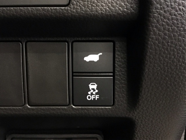 自動でリアゲートを開閉できる電動リアゲート、車がカーブの外側へ膨らんだり内側へ巻き込んだりする挙動を防止し、安定した走行をサポートする横滑り防止装置付きです！