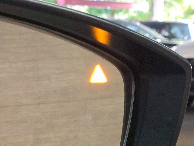 【ブラインドスポットモニター】搭載しております。隣の車線を走る車両をレーダーで検知し、死角エリアの車両の存在をお知らせします。