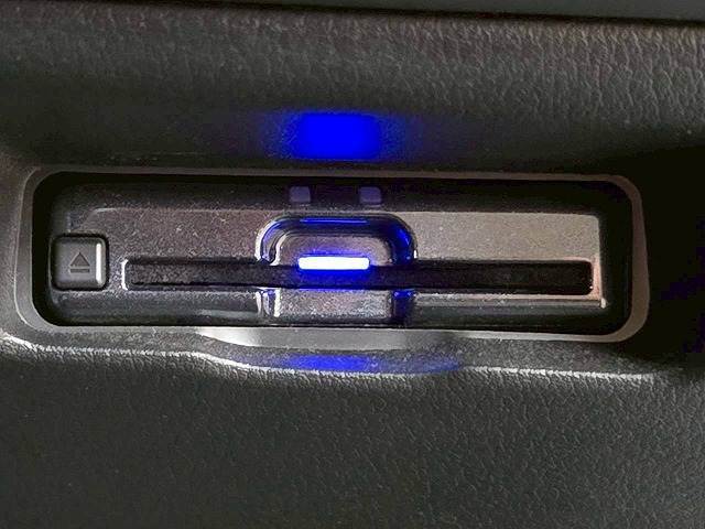 【ビルトインETC】で高速道路もスムーズに乗り降り可能で、ご納車直後からの遠距離ドライブも可能です。