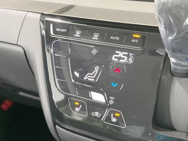 【オートエアコン】一度お好みの温度に設定すれば、車内の温度を検知し風量や温度を自動で調整。暑い…寒い…と何度もスイッチ操作をする必要はありません。快適な車内空間には必須の機能ですね♪