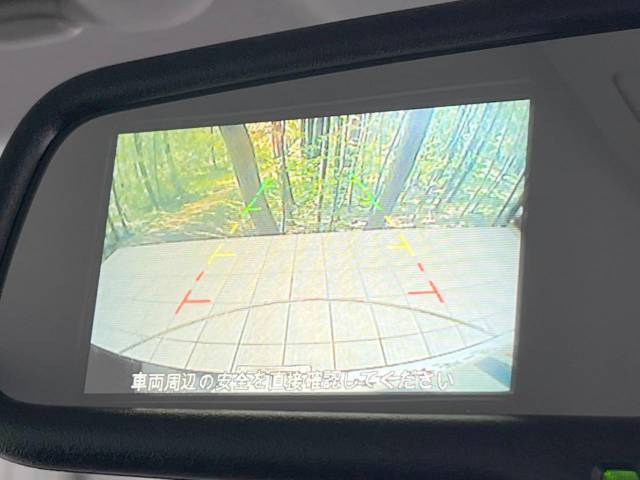 【バックカメラ】駐車時に後方がリアルタイム映像で確認できます。大型商業施設や立体駐車場での駐車時や、夜間のバック時に大活躍！運転スキルに関わらず、今や必須となった装備のひとつです！