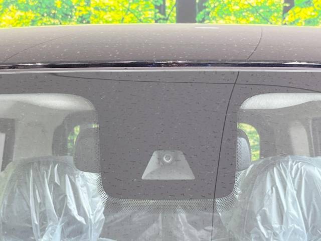 【三菱e-Assist】走行中に前方の車両等を認識し、衝突しそうな時は警報とブレーキで衝突回避と被害軽減をアシスト。より安全にドライブをお楽しみいただけます。