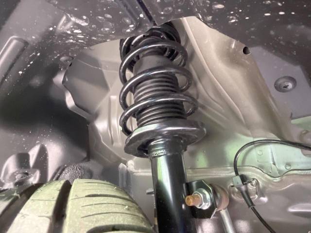 お車を安心してお乗りいただく為には、足回りの定期点検が欠かせません。サービスサポート（有償保証）では無料点検もご提供しており、安心のカーライフをお過ごしいただけるサポート体制が整っています。