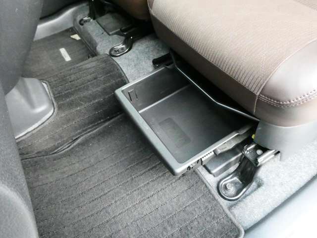助手席シートの下にはアンダーボックスも装備してます★