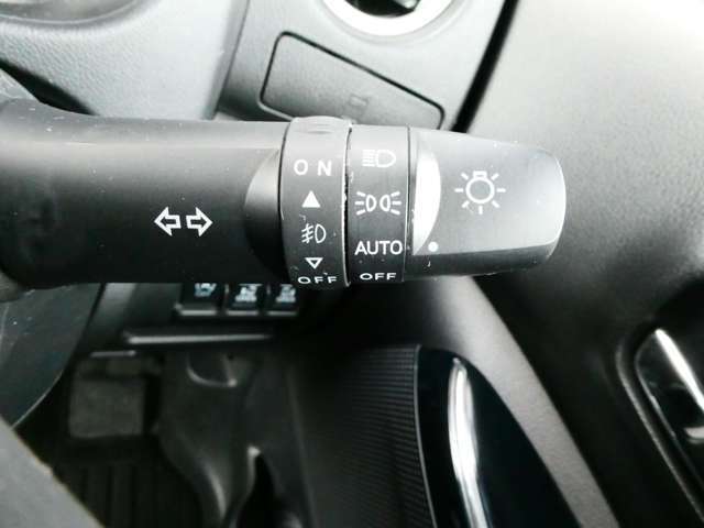 高速道路のトンネル通過等で重宝するオートライト機能付です。