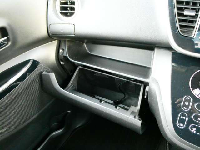 助手席側の収納スペースも豊富です★