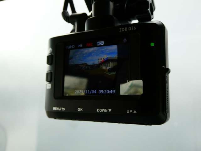 COMTEC製（ZDR-016）の前後ドライブレコーダー装着車です♪