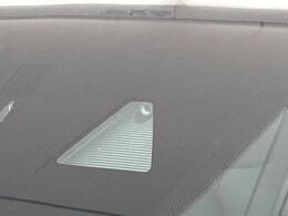 【スマートシティブレーキサポート】低速走行中に前方の車両等を認識し、衝突しそうな時は警報とブレーキで衝突回避と被害軽減をアシスト。より安全にドライブをお楽しみいただけます。