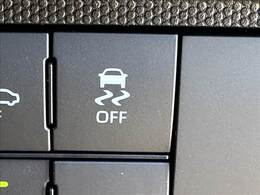 【横滑り防止装置】安定した走行を実現するためのシステム。車がスリップする挙動をシステムが検知したら自動でエンジンの出力を下げ、スリップのリスクを軽減させます。