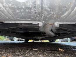 下回りもご覧の通りきれいな状態となっており、錆なども年式の割には少なく、ご購入後もよりご安心して長くお乗り頂けます♪