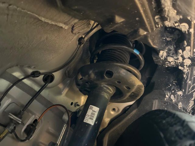 お車を安心してお乗りいただく為には、足回りの定期点検が欠かせません。サービスサポート（有償保証）では無料点検もご提供しており、安心のカーライフをお過ごしいただけるサポート体制が整っています。