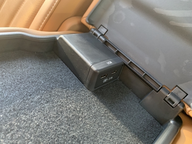 後席のアームレストには、カップホルダー、シートヒータースイッチ、USB端子(充電用)を装備しています。