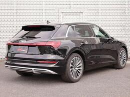 前後フェンダーはクワトロの力強い走りを視覚化したというブリスター形状となっています。