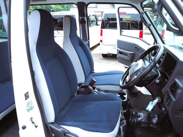 運転席、助手席、室内は荒れのない良好で綺麗な状態です。大切に使われていた事が良く判りますね。専門業者の簡易清掃済みです