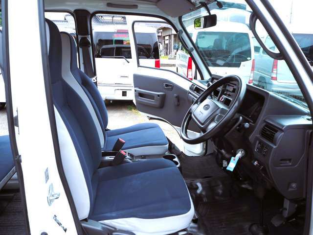 運転席、助手席、室内は荒れのない良好で綺麗な状態です。大切に使われていた事が良く判りますね。専門業者の簡易清掃済みです