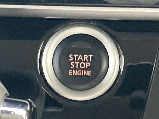 キーを取り出さなくてもエンジン始動ができるプッシュエンジンスターター。車内にキーがあればボタンを押すだけでエンジン始動できます。