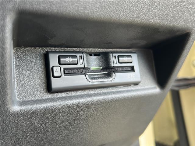 【ETC】有料道路を利用する際に料金所で停止することなく通過できる、ETC車載器（ノンストップ自動料金収受システム機器）が装備されています。セットアップを行うことで利用可能になります。