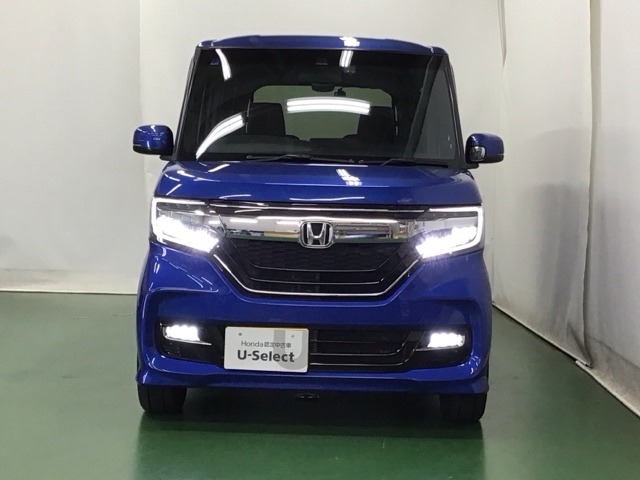LEDヘッドライトを装備しています。LEDヘッドライトはとても明るく、雨の日や夜間走行も安全・安心です。オートライトコントロール付きで周囲の明るさに応じて自動で点灯・消灯します