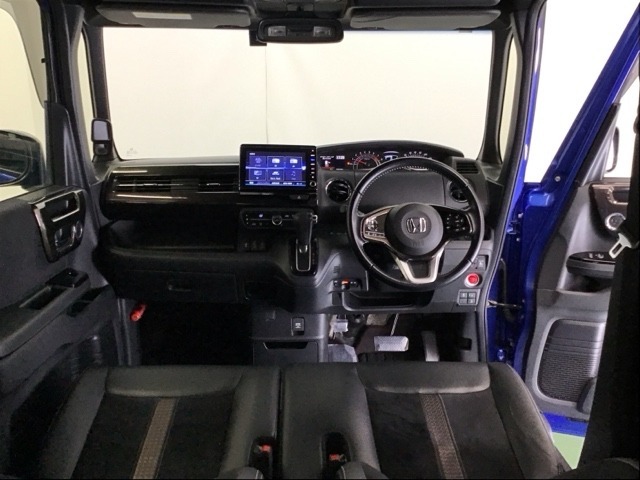 パーキングブレーキはフット式なので運転席と助手席の間はすっきり、移動も楽々です。さっと手が届く位置にATセレクトレバーやエアコンスイッチなどがあり操作性に優れています